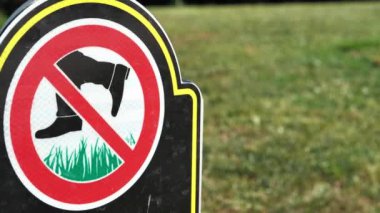 İçki yasağı tabelası çimlerin üzerinde yürüme. Çim tabelasına basmayın, çimlere basmayın. Şehir parkında plaka - çimenlerde yürümek yasaktır