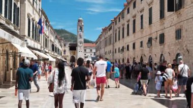 DUBROVNIK, CROATIA, 28 Haziran 2019: Hırvatistan 'ın eski Dubrovnik kentindeki insanlar yavaş çekim