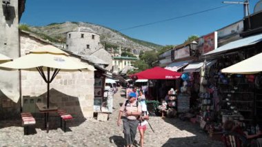 MOSTAR, BOSNIA VE HERZEGOVINA, 2 Temmuz 2019: Bosna-Hersek Federasyonu 'nun eski tarihi kenti Mostar' daki turistler - Hersek-Neretva Kantonu 'nun şehir ve idari merkezi