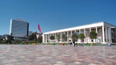 Tiran, Arnavutluk, 7 Temmuz 2019: Tiran 'ın merkez meydanındaki insanlar - Arnavutluk' un başkenti ve en büyük kenti