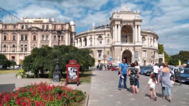 UKRAINE, ODESSA, 5 EYLÜL 2019: Odessa Ulusal Akademik Tiyatrosu ve Bale Tiyatrosu yakınları