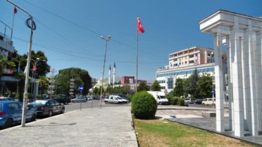 SHKODER, ALBANIA, 7 Temmuz 2019: Arnavutluk Cumhuriyeti Şkoder veya Şkodra kentinde, tarihi olarak Scutari veya Arnavutluk Cumhuriyeti 'nde Scodra olarak bilinen Ulusal Bayrak