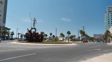 DURRES, ALBANIA, 7 Temmuz 2019: Durres 'te yol trafiği, tarihi olarak Epidamnos veya Epidamnus ve Dyrrachium olarak bilinir - Arnavutluk' un en kalabalık ikinci kenti