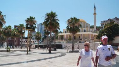 DURRES, ALBANIA, 7 Temmuz 2019: Durres şehrinde Epidamnos veya Epidamnus ve Dyrrachium olarak bilinen insanlar - Arnavutluk 'un en kalabalık ikinci kenti