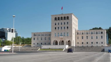 TİRAN, ALBANIA, 7 Temmuz 2019: Arnavutluk 'un Rahibe Teresa Meydanı üzerindeki Tiran Politeknik Üniversitesi' nin ana binası yakınındaki trafiğin taşınması