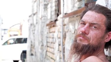 Sokaklarda bir aşağı bir yukarı gezen biri. Sabit bir evi olmayan, evsiz bir adam.