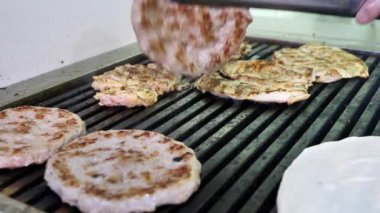 Yavaş çekimde et bir restoranda pişirilir.