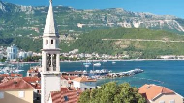 Karadağ 'ın eski Budva kenti. Budva - Adriyatik Denizi kıyısındaki Karadağ kenti. Kaleden görünüm