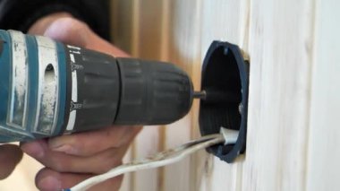 Elektrikçi elektrik prizi takar, kapatır