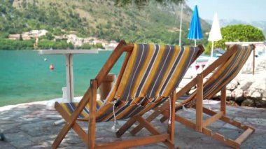Deniz kenarındaki sandalyeler, Kotor Körfezi, Adriyatik Denizi, Karadağ