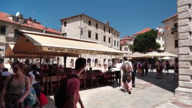 MONTENEGRO, KOTOR, 1 Temmuz 2019: Eski tarihi Kotor kasabasındaki insanlar - Karadağ 'ın kıyı kasabası, Kotor Körfezi, Adriyatik Denizi