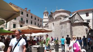 MONTENEGRO, KOTOR, 1 Temmuz 2019: Eski tarihi Kotor kasabasındaki insanlar - Karadağ 'ın kıyı kasabası, Kotor Körfezi, Adriyatik Denizi