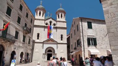 MONTENEGRO, KOTOR, 1 Temmuz 2019: Eski tarihi Kotor kasabasındaki insanlar - Karadağ 'ın kıyı kasabası, Kotor Körfezi, Adriyatik Denizi