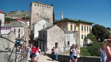 Bosna-Hersek, Mostar, 2 Temmuz 2019: Bosna-Hersek Federasyonu 'nun eski Mostar kentindeki köprüdeki insanlar - Hersek-Neretva Kantonu' nun şehir ve idari merkezi