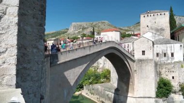 Bosna-Hersek, Mostar, 2 Temmuz 2019: Bosna-Hersek Federasyonu 'nun eski Mostar kentindeki köprüdeki insanlar - Hersek-Neretva Kantonu' nun şehir ve idari merkezi