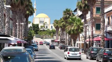 Arnavutluk, Durres, 7 Temmuz 2019: Tarihte Epidamnos veya Epidamnus ve Dyrrachium olarak bilinen Durres 'teki karayolu trafiği, Arnavutluk Cumhuriyeti' nin en kalabalık ikinci kentidir.