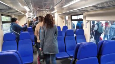 UKRAINE, BORYSPIL, 9 Mayıs 2019: Boryspil Uluslararası Havaalanı 'ndaki Kyiv Boryspil Ekspresi' nin son durağındaki trenin içindeki insanlar