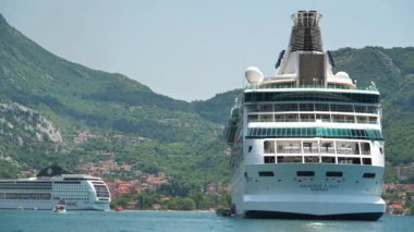 MONTENEGRO, KOTOR, 6 Temmuz 2019: Kotor, Adriyatik Denizi, Karadağ 'da Royal Caribbean International tarafından işletilen Vizyon sınıfı yolcu gemisi