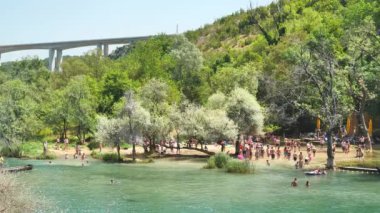 Bosna-Hersek, 2 Temmuz 2019: Bosna-Hersek 'teki Trebizat Nehri üzerindeki Kravica şelalesi yakınındaki insanlar