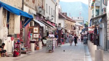 BOSNIA VE HERZEGOVINA, MOSTAR, 2 Temmuz 2019: Bosna-Hersek Federasyonu 'nun eski tarihi kenti Mostar - Hersek-Neretva Kantonu' nun şehir ve idari merkezi