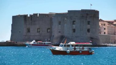 DUBROVNIK, CROATIA, 28 Haziran 2019: Hırvatistan 'ın Dubrovnik kentindeki liman gemileri