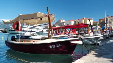 Karadağ, Budva, 29 Haziran 2019: Karadağ 'ın eski Budva kenti yakınlarındaki limanda tekneler