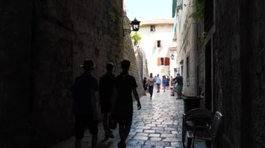 KOTOR, MONTENEGRO, 1 Temmuz 2019: Karadağ, Kotor Körfezi, Adriyatik Denizi kıyısındaki eski tarihi şehir Kotor 'un sokaklarındaki insanlar