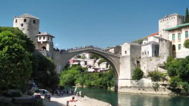 MOSTAR, BOSNIA VE HERZEGOVINA, 2 Temmuz 2019: Bosna-Hersek Federasyonu Federasyonu Neretva Kantonu 'nun şehir ve idari merkezi Mostar' daki insanlar