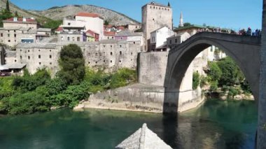 MOSTAR, BOSNIA VE HERZEGOVINA, 2 Temmuz 2019: Bosna-Hersek Federasyonu Federasyonu Neretva Kantonu 'nun şehir ve idari merkezi Mostar' daki insanlar
