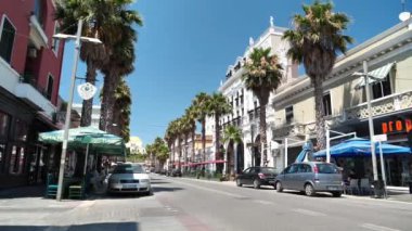 DURRES, ALBANIA, 7 Temmuz 2019: Durres 'teki karayolu trafiği, tarihi olarak Epidamnos veya Epidamnus ve Dyrrachium olarak bilinir, Arnavutluk' un en kalabalık ikinci kentidir.