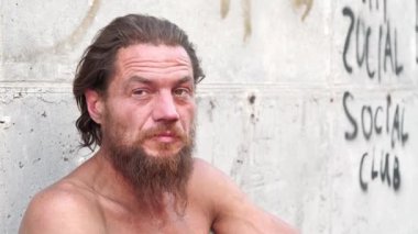 Sokaklarda bir aşağı bir yukarı gezen biri. Evsiz adam kameraya bakar ve konuşur. Sabit bir evi olmayan gerçek bir insan.