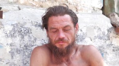 Evsiz adam kameraya bakar ve konuşur. Sokaklarda bir aşağı bir yukarı gezen biri. Sabit bir evi olmayan gerçek bir insan.