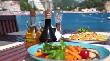 Deniz manzaralı bir restoranda nefis bir öğle yemeği.