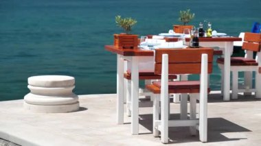 Deniz manzaralı bir restoranda masa. Adriyatik Denizi Kotor Körfezi, Karadağ