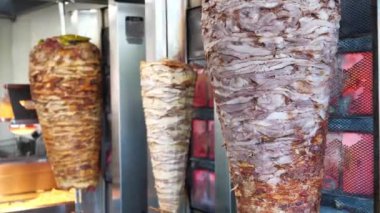 Doner kebabı bir fast food restoranında pişirilir.