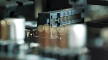 Elektronik bileşenli mikro devre çipi. Mikro devre, rezistanslar ve çipler. Devre kartındaki çipler ve direnişçiler kapanıyor. Elektronik devre kartı, makro lens kapat