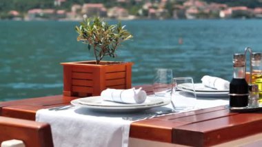 Tablo bir restoranda Deniz Manzaralı