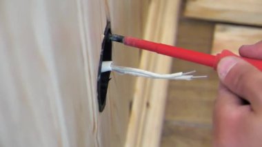 Elektrikçi elektrik prizi takar, kapatır