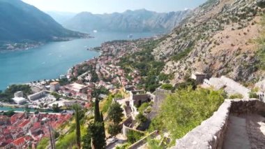 Karadağ 'ın Adriyatik Denizi Kotor Körfezi manzarası. Kotor - Karadağ 'ın kıyı kenti