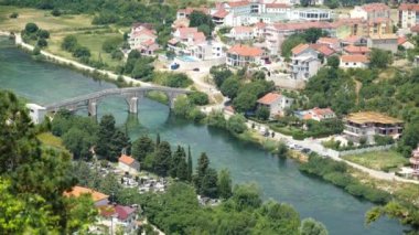 Bosna-Hersek 'in Sırp Cumhuriyeti' nin Trebinje kenti ve Trebisnjica nehrinin hava manzarası