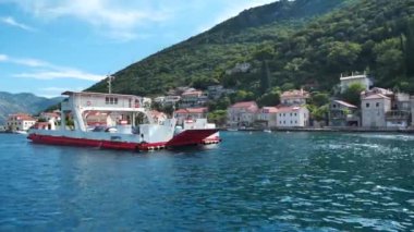 MONTENEGRO, LEPETANE - KAMENARI, 28 Haziran 2019: Karadağ 'ın Kotor Koyu' ndaki feribot Kamenari 'den Lepetane' e yelken açtı
