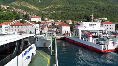 MONTENEGRO, LEPETANE - KAMENARI, 28 Haziran 2019: feribot Lepetane 'den Kamenari, Kotor Körfezi, Karadağ' a hareket ediyor