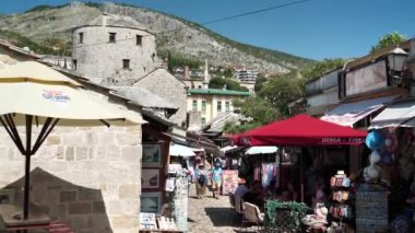 BOSNIA VE HERZEGOVINA, MOSTAR, 2 Temmuz 2019: Bosna-Hersek Federasyonu 'nun eski tarihi kenti Mostar - Hersek-Neretva Kantonu' nun şehir ve idari merkezi