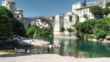 BOSNIA VE HERZEGOVINA, MOSTAR, 2 Temmuz 2019: Bosna-Hersek Federasyonu Neretva Kantonu 'nun eski şehir ve idari merkezi Mostar' daki insanlar