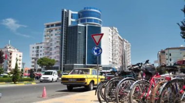 ALBANIA, SHKODER, 7 Temmuz 2019: Arnavutluk Cumhuriyeti 'nin Scutari veya Scodra olarak bilinen Şkoder veya Şkodra' da karayolu trafiği