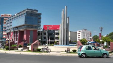 ALBANIA, SHKODER, 7 Temmuz 2019: Arnavutluk Cumhuriyeti 'nin Scutari veya Scodra olarak bilinen Şkoder veya Şkodra' da karayolu trafiği
