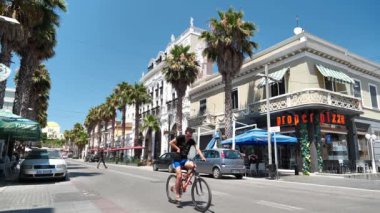 Arnavutluk, Durres, 7 Temmuz 2019: Tarihte Epidamnos veya Epidamnus ve Dyrrachium olarak bilinen Durres 'teki karayolu trafiği, Arnavutluk Cumhuriyeti' nin en kalabalık ikinci kentidir.