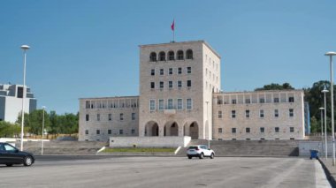 ALBANIA, TİRAN, 7 Temmuz 2019: Arnavutluk Cumhuriyeti 'nin Rahibe Teresa Meydanı üzerindeki Tiran Politeknik Üniversitesi' nin ana binası yakınlarındaki karayolu trafiği