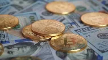 Şifreli para birimi Altın Bitcoin ve 100 dolarlık banknotlar halinde Amerikan doları. Engelleme teknolojisi, bitcoin madencilik konsepti. 4K UHD