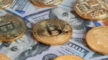 Şifreli para birimi Altın Bitcoin ve 100 dolarlık banknotlar halinde Amerikan doları. Engelleme teknolojisi, bitcoin madencilik konsepti. 4K UHD